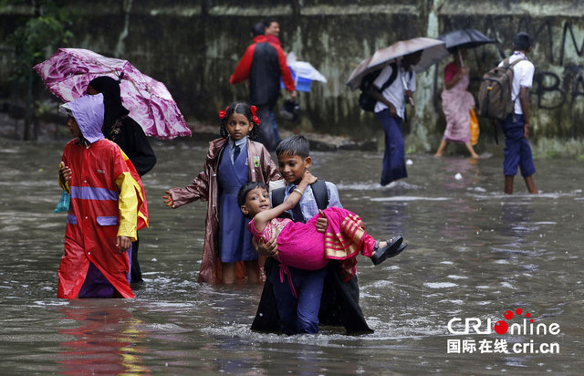 印度暴雨致10死6000人被疏散 火車水中行駛