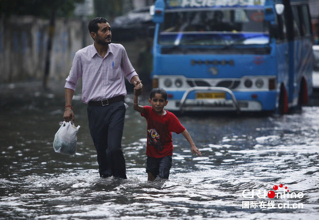 印度暴雨致10死6000人被疏散 火车水中行驶