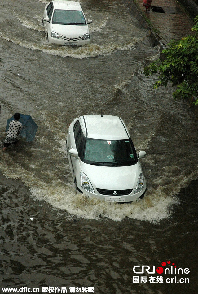 印度暴雨致10死6000人被疏散 火車水中行駛