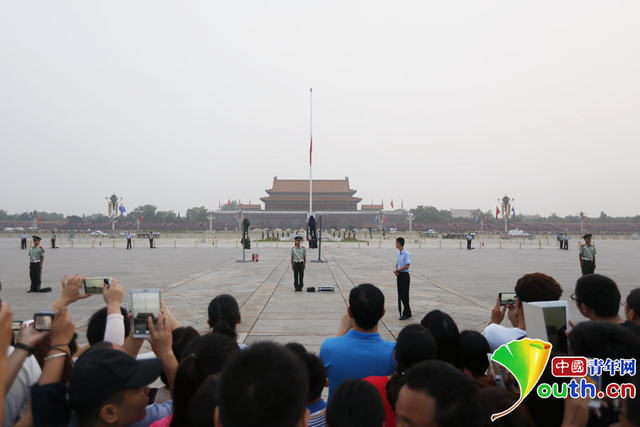 万里遗体今日在京火化 天安门等地降半旗志哀