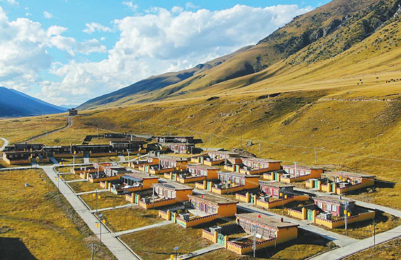 10月16日,俯瞰德格县马达新村.四川日报全媒体记者 杨树 摄