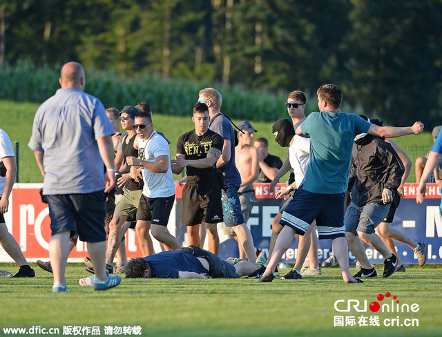 英德球迷赛场互殴 警察出动近20人被逮捕