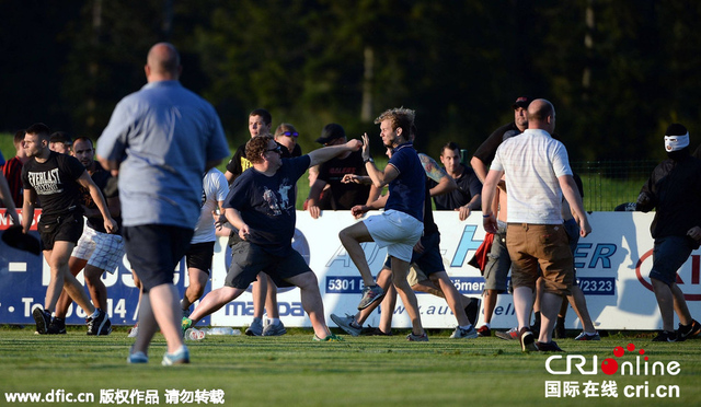 英德球迷赛场互殴 警察出动近20人被逮捕