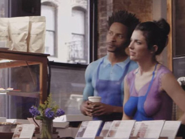 纽约咖啡师裸体调咖啡 用人体彩绘代替衣服