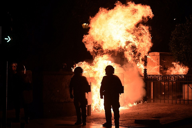希腊议会表决第二批改革方案 示威者投汽油弹抗议
