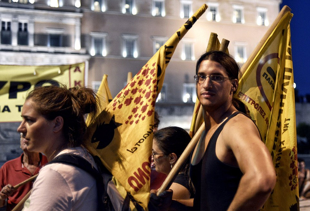希腊议会表决第二批改革方案 示威者投汽油弹抗议