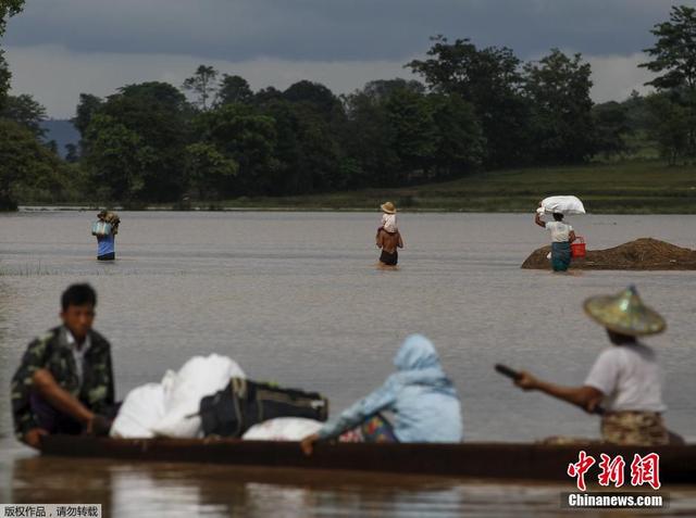 缅甸暴雨引发洪灾村庄变汪洋 民众划船出行