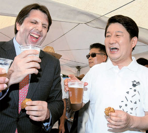 美駐韓大使親民感十足 稱自己喜歡炸雞和啤酒