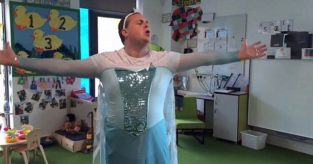 英国男老师扮"冰雪公主"演唱送别毕业班 幽默感人