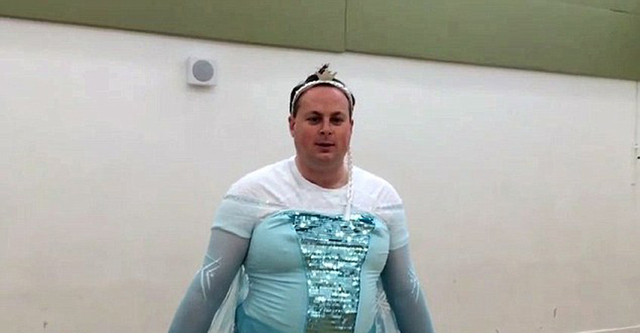 英国男老师扮"冰雪公主"演唱送别毕业班 幽默感人