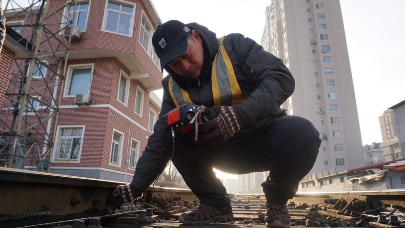 辽宁丹东:钢轨b超师精心检测确保铁路安全畅通