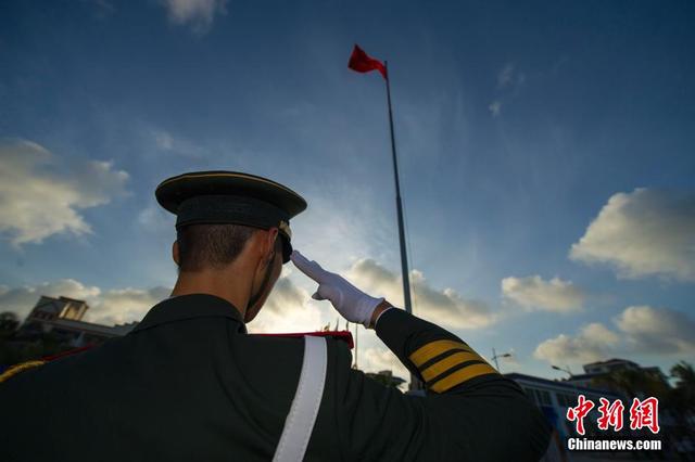 三沙市在9个岛礁举行联动升旗仪式庆祝设市三周年
