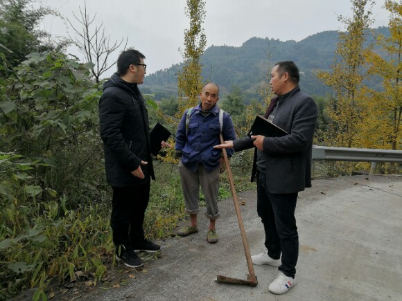 江津区塘河镇硐寨村扶贫第一书记叶永昶(左一)走访贫困户赵世友 受访