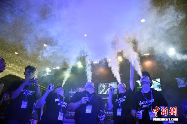 首届北京电子烟博览会举行 蒸汽大赛秀“人工雾霾”