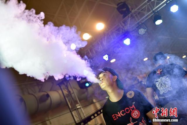 首届北京电子烟博览会举行 蒸汽大赛秀“人工雾霾”