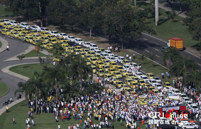 巴西計程車擁堵道路 抗議Uber打車軟體