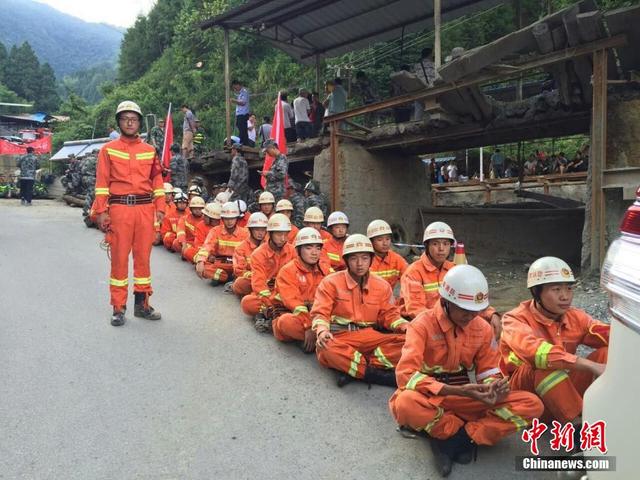 云南梁河县一矿井发生塌方 致11人被困