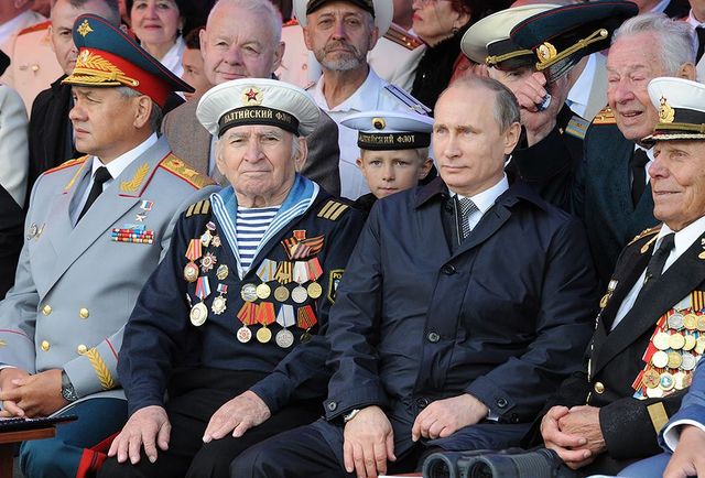 普京俄海军节单膝下跪献花表敬意