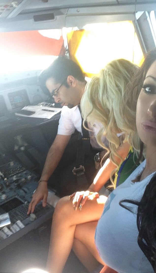科威特航空一机长带艳星进驾驶舱喝香槟抽雪茄摸大腿
