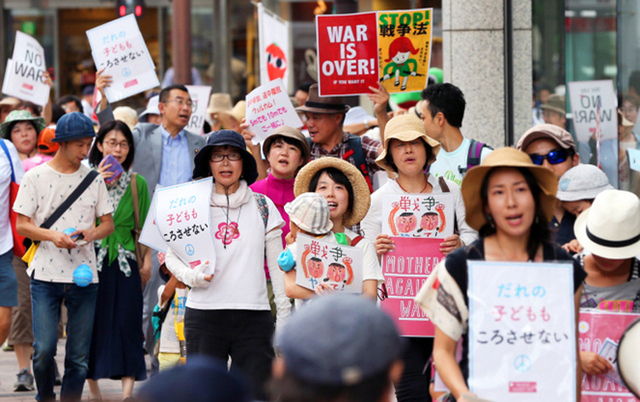 日本媽媽團帶孩子遊行 反對政府強推安保法案