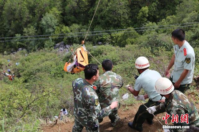 雲南麗江一中巴車墜崖致3死16傷