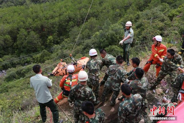 雲南麗江一中巴車墜崖致3死16傷