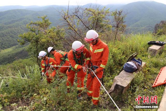 雲南麗江一中巴車墜崖致3死16傷