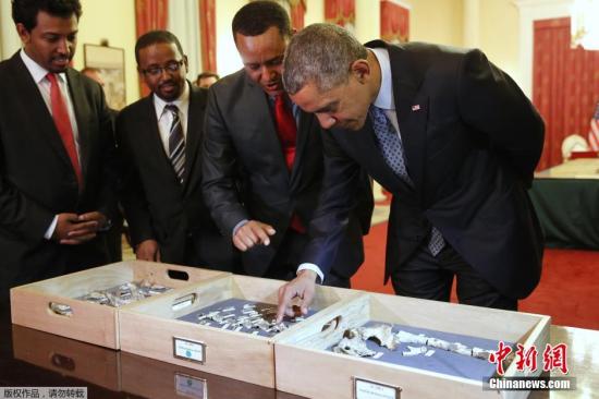 奥巴马亲手触摸古人类化石标本 称“不可思议”
