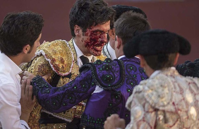西班牙鬥牛士被牛角挑到空中刺中脖子 滿臉鮮血