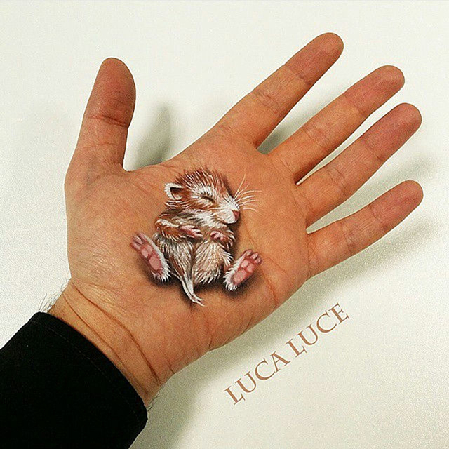 意大利艺术家在手掌上创作逼真三维画
