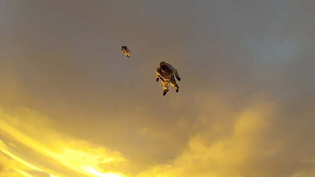 三名男子从四千米高空跳伞 挑战极限