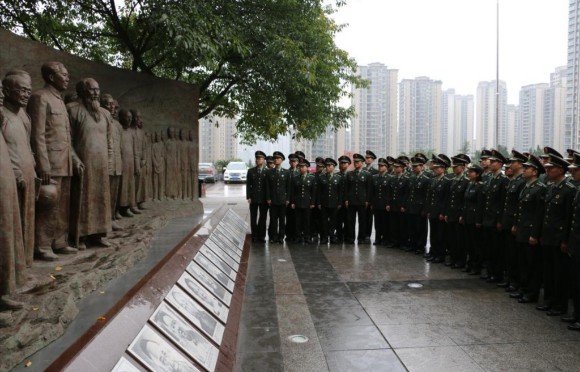 重慶陸軍軍醫大學官兵祭奠革命先烈傳承紅色基因