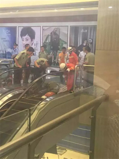 曝湖北電梯事故前5分鐘監控：兩工作人員險墜下