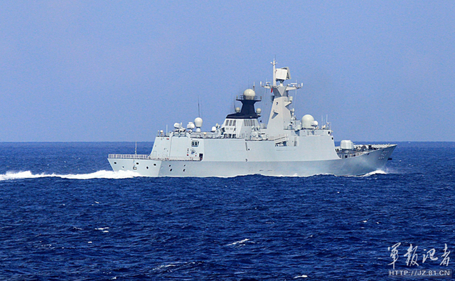 中国海军在南海某海空域举行实兵对抗演练 中国海军在南海某海空域举行实兵对抗演练