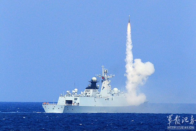 中国海军在南海某海空域举行实兵对抗演练 中国海军在南海某海空域举行实兵对抗演练