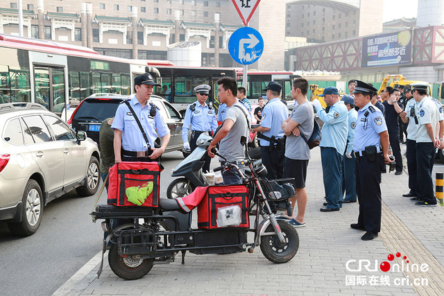 “平安行动”在行动 北京西站严查非法摩托车电动车