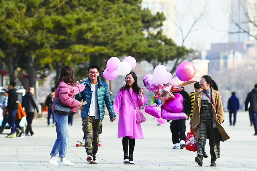 长春市气温缓缓升高 市民走出家门享受春的美好