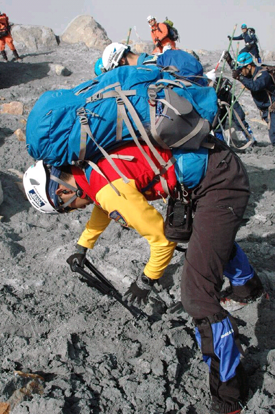 日本搜救隊近一年後重返禦岳火山 尋找6名失蹤者