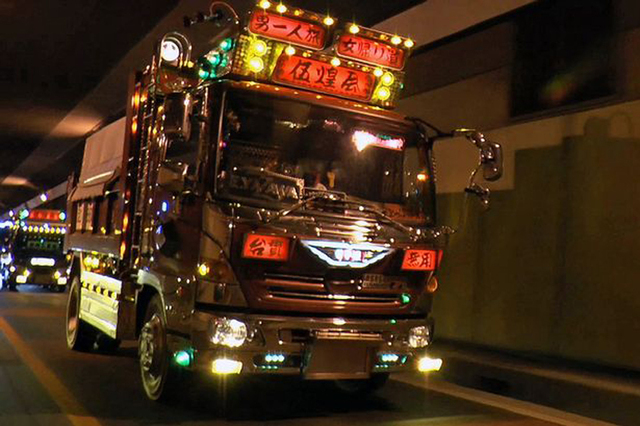 东京街头现豪华卡车 色彩炫目十分拉风