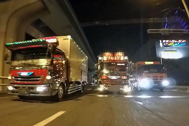 东京街头现豪华卡车 色彩炫目十分拉风