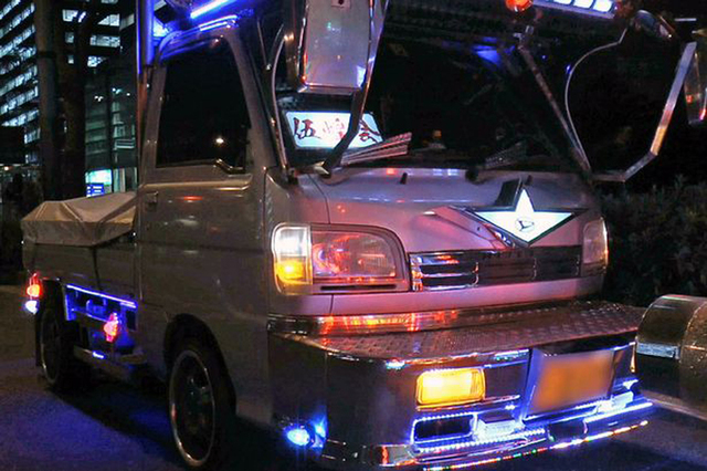 东京街头现豪华卡车 色彩炫目十分拉风