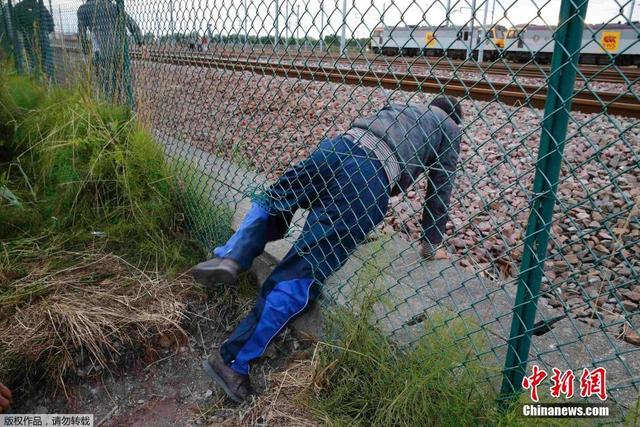 數千偷渡者衝擊英法海底隧道 沿鐵路前往英國