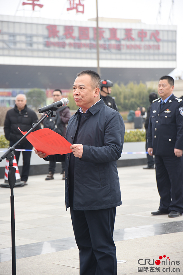 39名犯罪嫌疑人在广元市公安局40余名警察的押解下抵达广元并被刑事