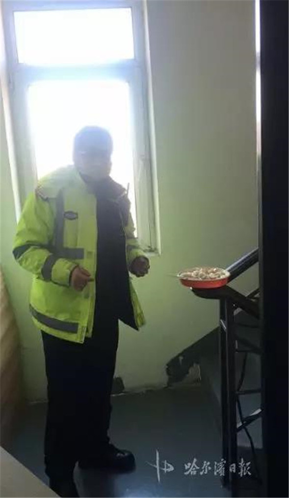 哈爾濱一輔警站走廊吃餃子,有家不敢回?真相感人…