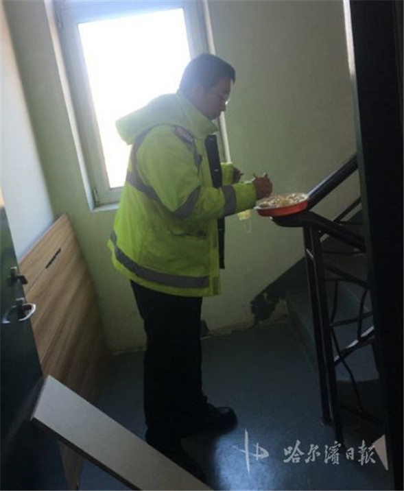 哈爾濱一輔警站走廊吃餃子,有家不敢回?真相感人…