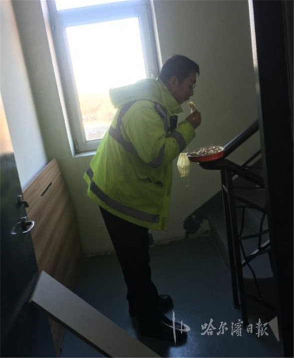 哈爾濱一輔警站走廊吃餃子,有家不敢回?真相感人…