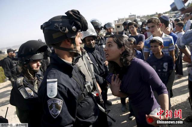 上百名犹太人抗议拆迁 怒斥警察引发激烈冲突