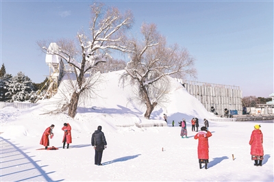 瀋陽市民到北陵去玩雪