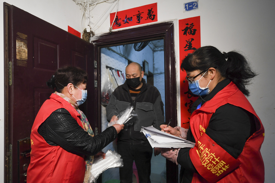 In Pics: Staff members and volunteers in Chongqing fight with epidemic