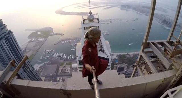 马来西亚冒险家400多米高空挑战"人体旗帜"